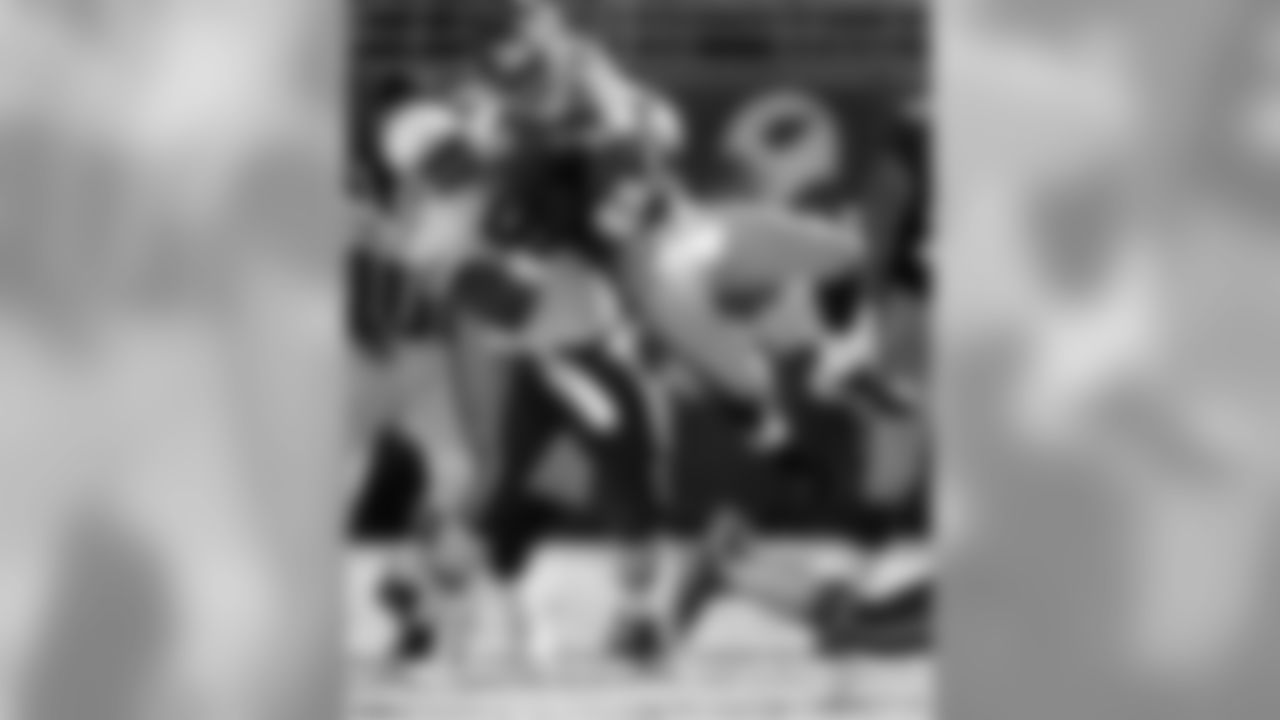 Giants RB Tiki Barber is grabbed by Ronald McKinnon in 2002