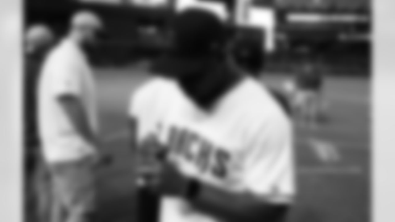 Reddick signs an autograph