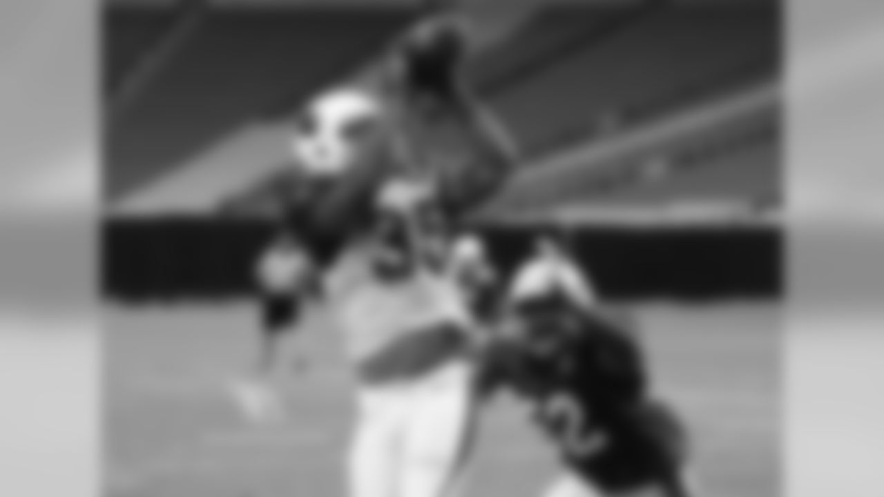 RB Elijhaa Penny makes the catch in front of LB Lamar Louis