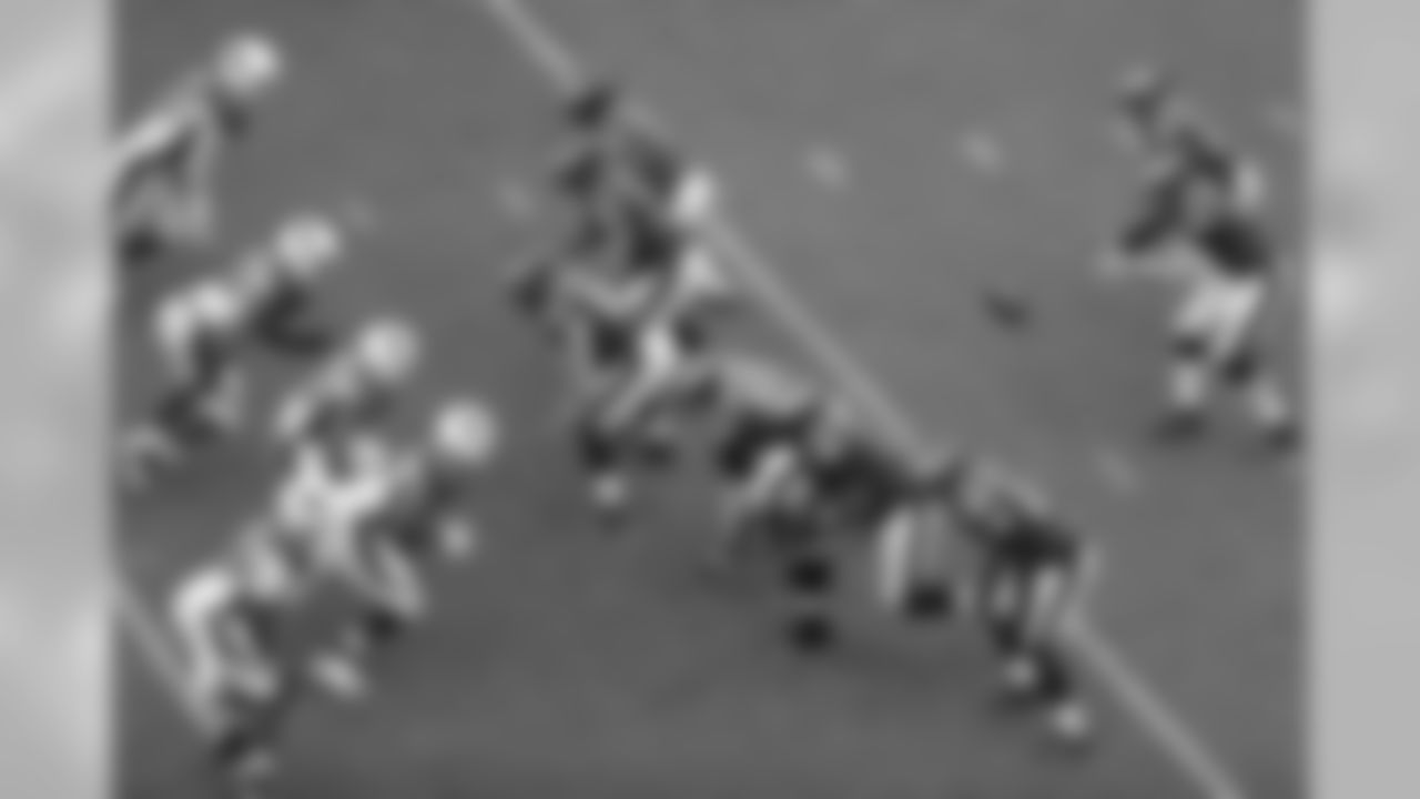 Eagles QB Carson Wentz takes the snap