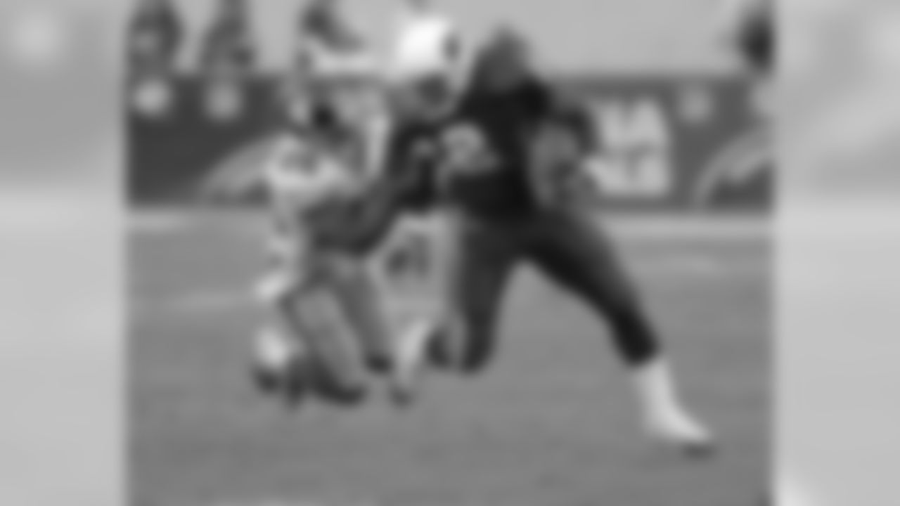 RB Emmitt Smith tries to get away from Brent Alexander in 2004