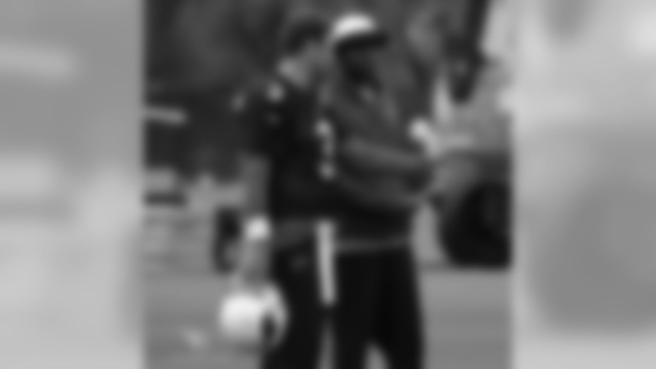QB Carson Palmer talks with coaching intern Byron Leftwich
