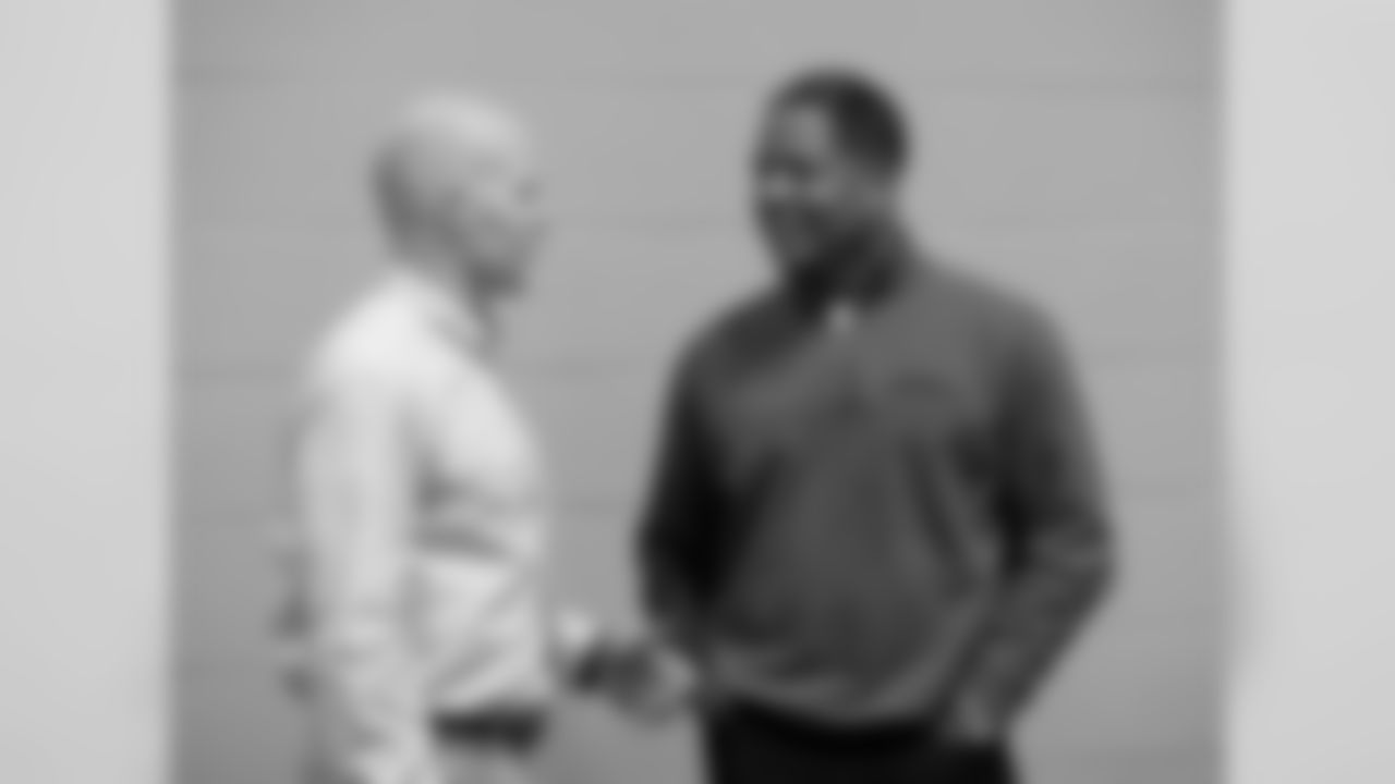 Cardinals coach Steve Wilks (right) with Bills coach Sean McDermott