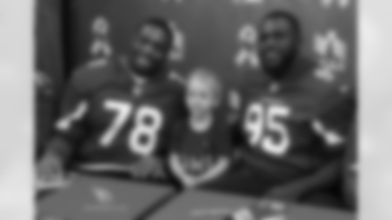T Givens Price (left) and DT Rodney Gunter with a young fan