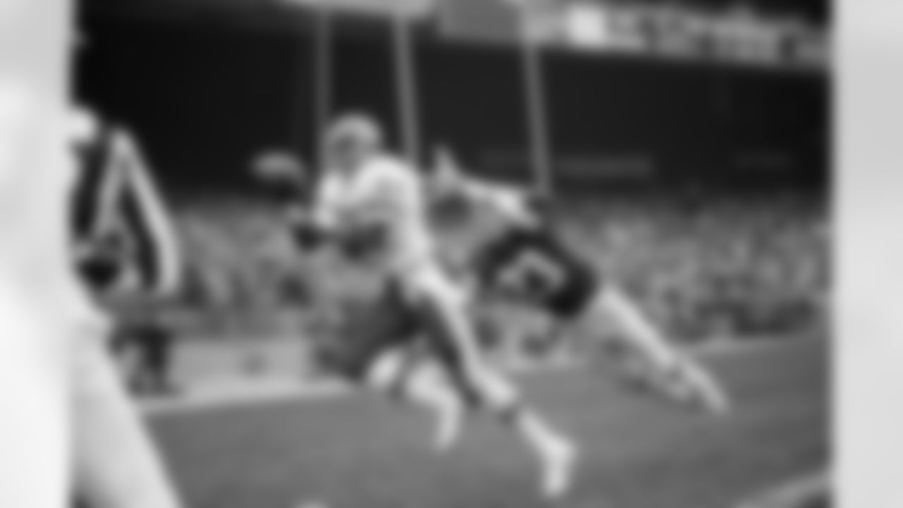 1983: Washington WR Rick Walker catches a pass with Benny Perrin in coverage