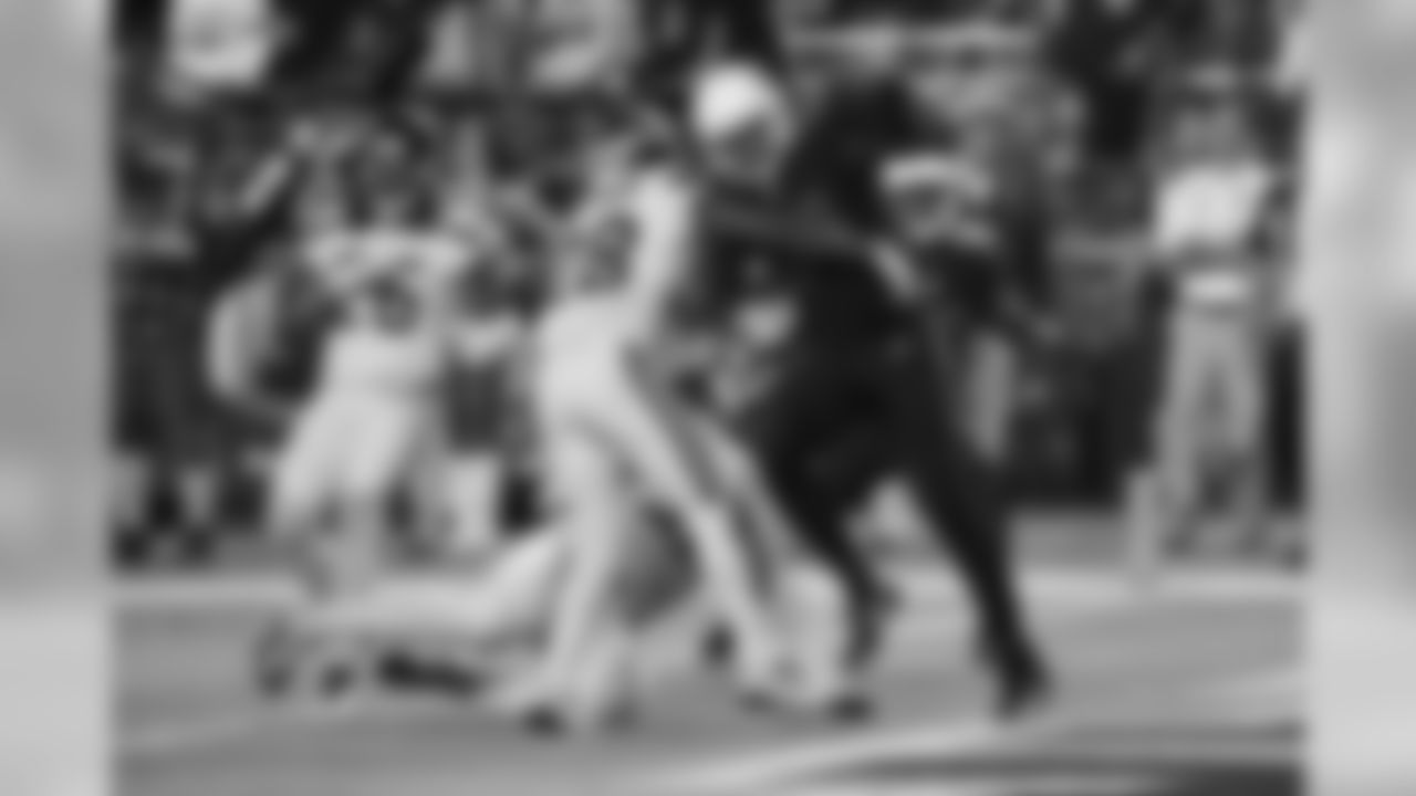 TE Jermaine Gresham scores on a touchdown reception