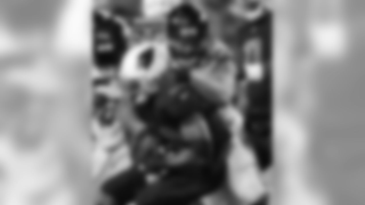 Seahawks DE Michael Bennett tackles Cardinals RB Adrian Peterson