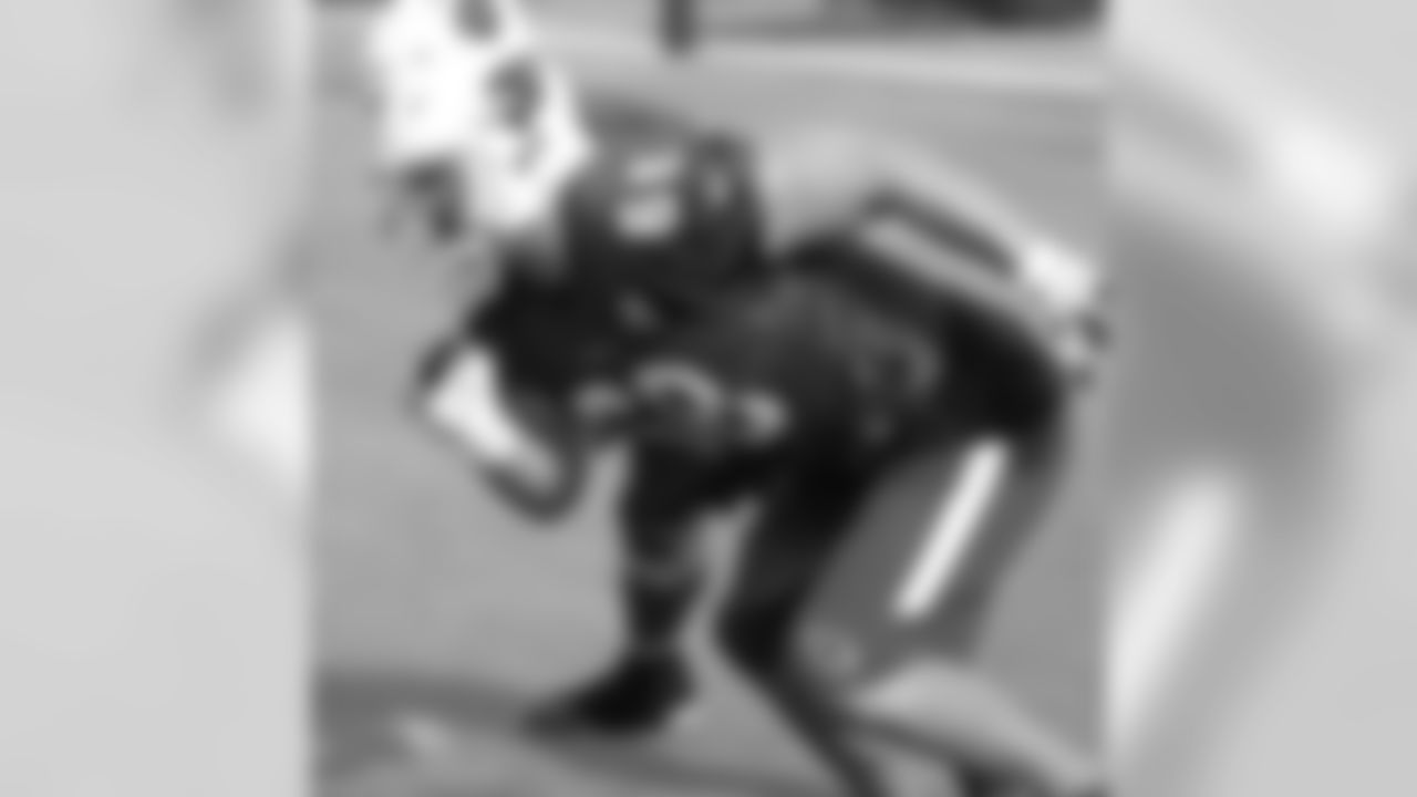 T Jared Veldheer talks with assistant offensive line coach Larry Zierlein