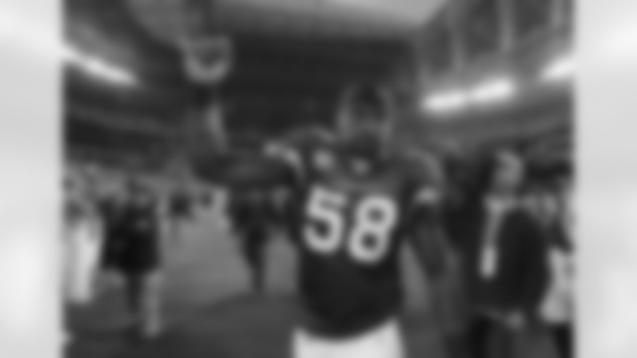 LB Karlos Dansby celebrates clinching the 2009 NFC West title