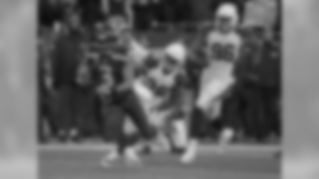 Seahawks QB Russell Wilson tries to escape from Cardinals S Budda Baker