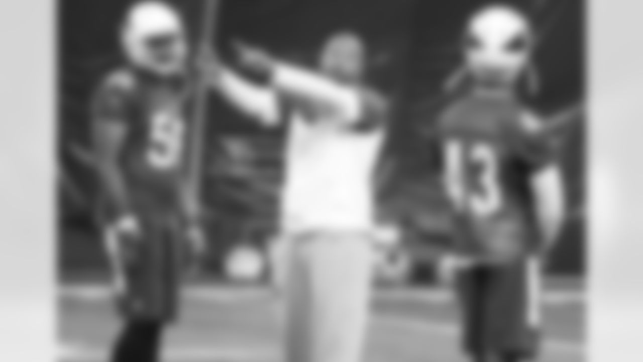 ILB coach Larry Foote doling out advice