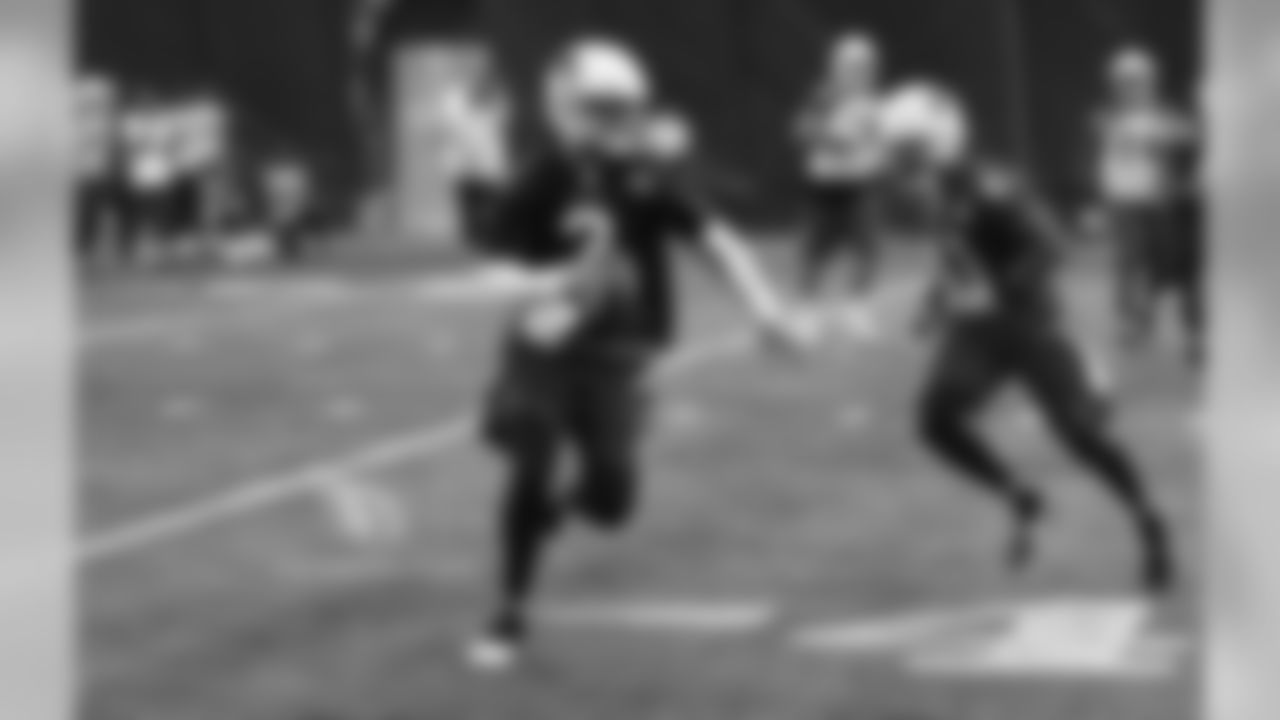 QB Carson Palmer scrambles