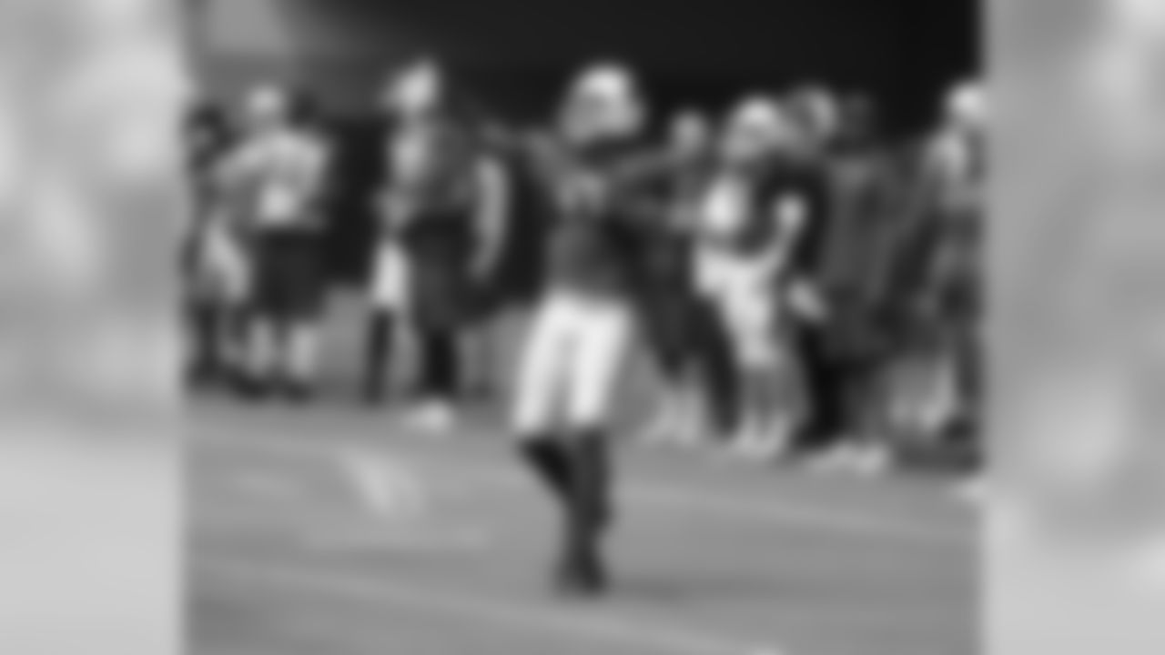 WR Larry Fitzgerald throws a pass