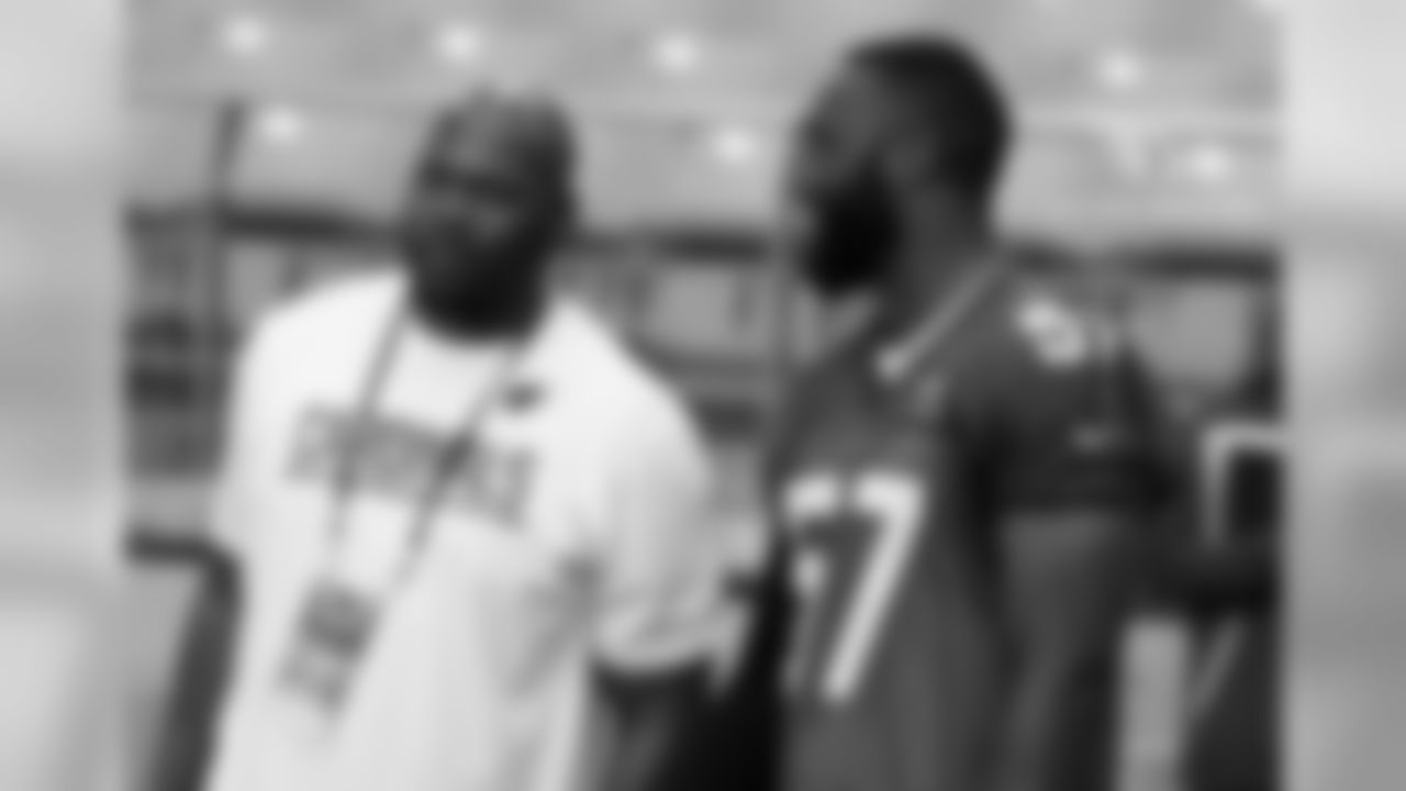 Former linebacker Bertrand Berry talks with current linebacker Alex Okafor