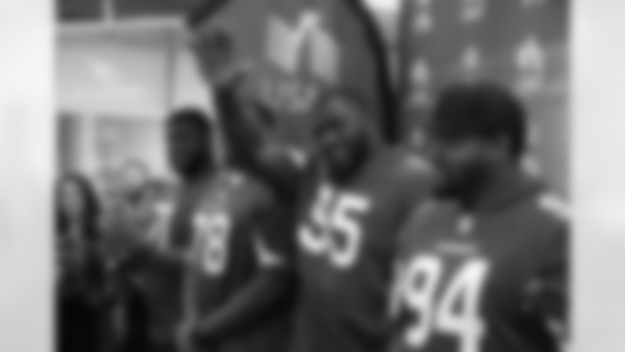 DT Rodney Gunter waves to the crowd