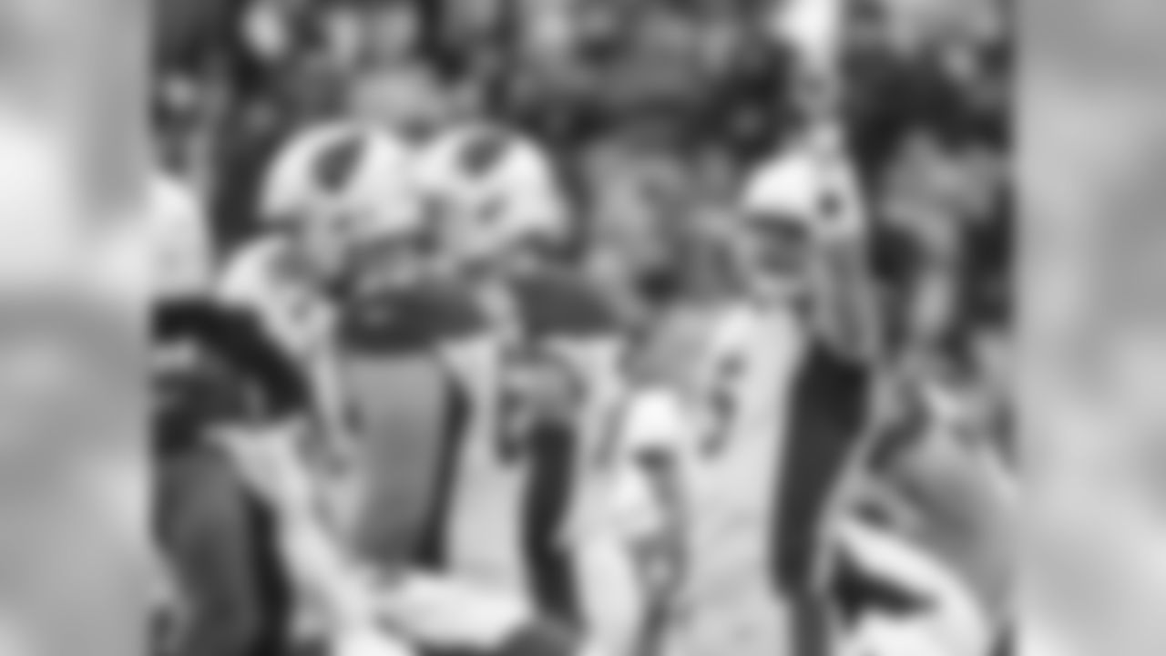 Cardinals QB Drew Stanton signals at the line of scrimmage