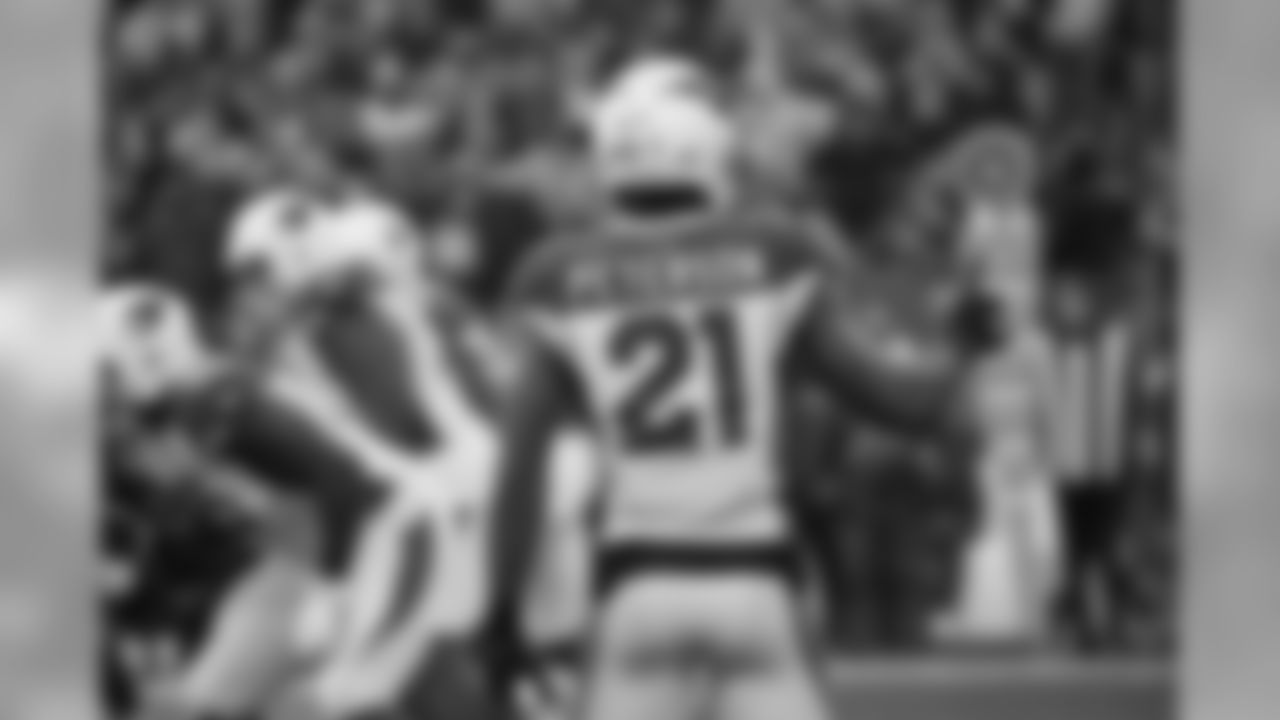 Cardinals CB Patrick Peterson signals to the defense
