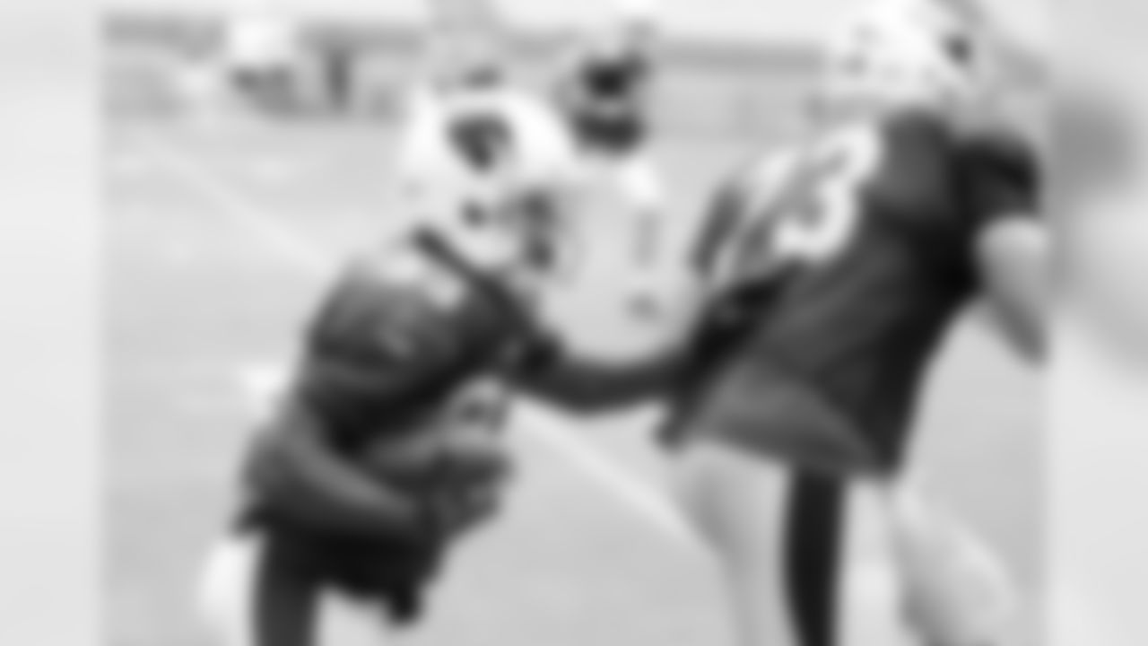 RB Kerwynn Williams follows his block
