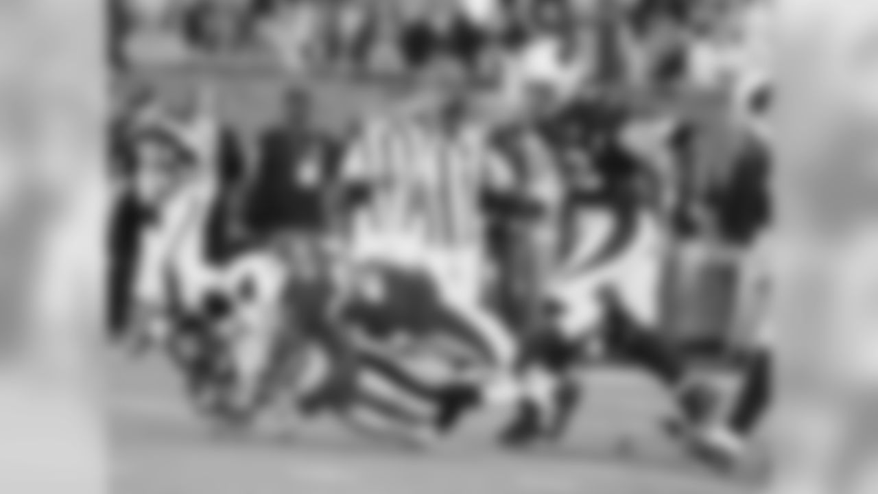S Adrian Wilson tackles Steelers RB Willie Parker