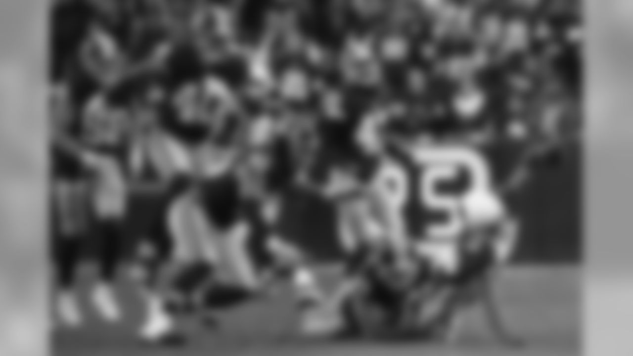 Cardinals WR Brittan Golden stretches for extra yardage