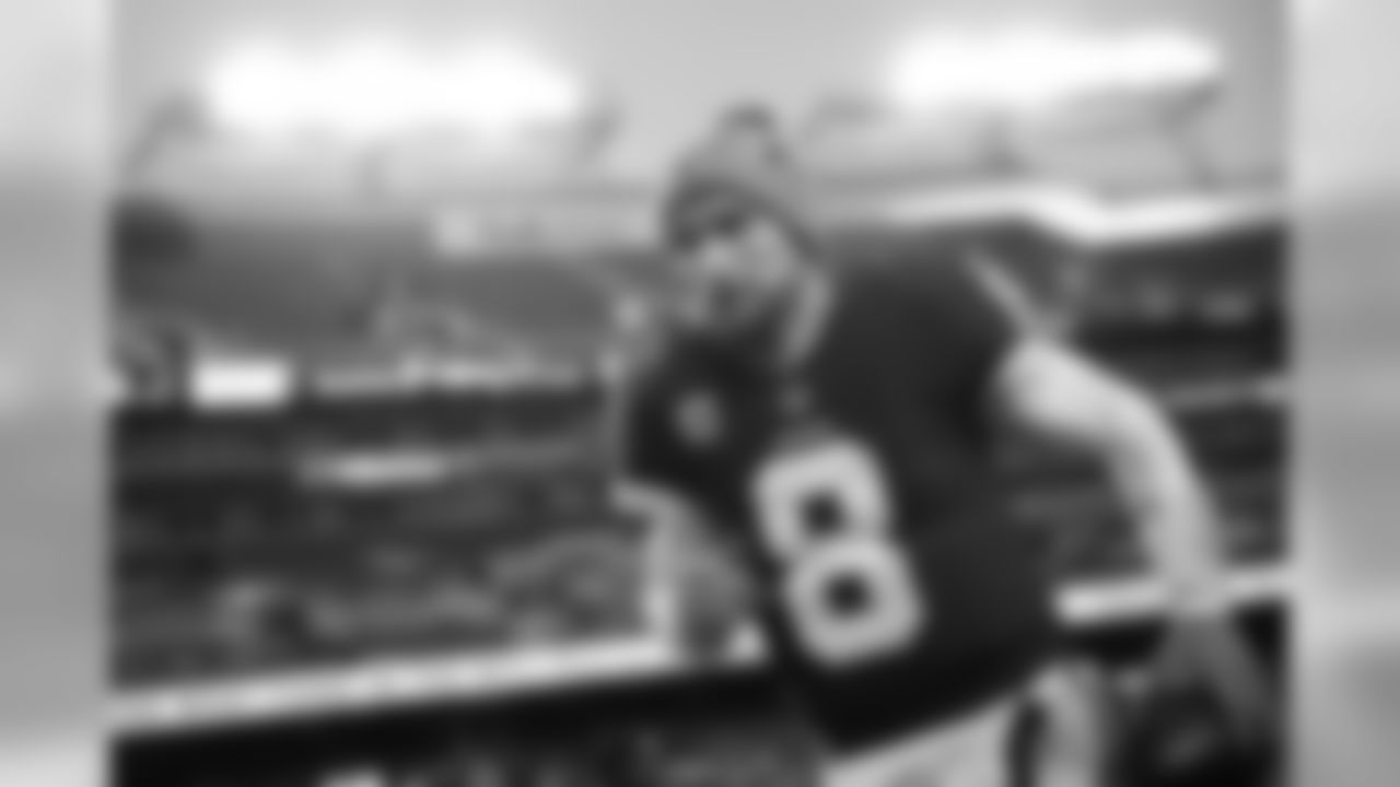 Redskins QB Kirk Cousins runs off FedExField after the game