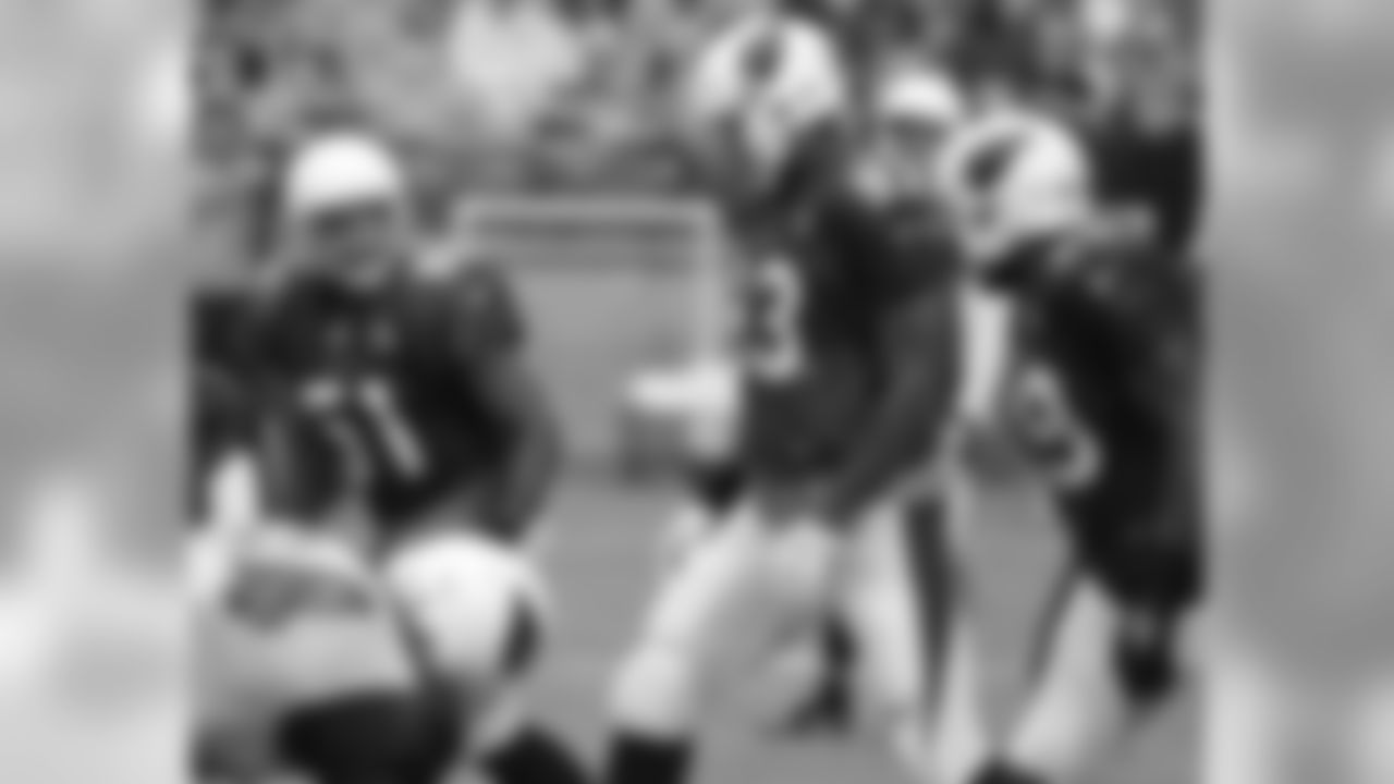 LB Kevin Minter (51) makes an adjustment