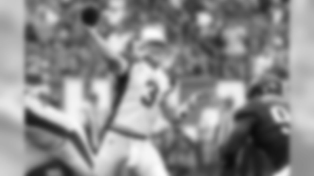 Carson Palmer throws the ball