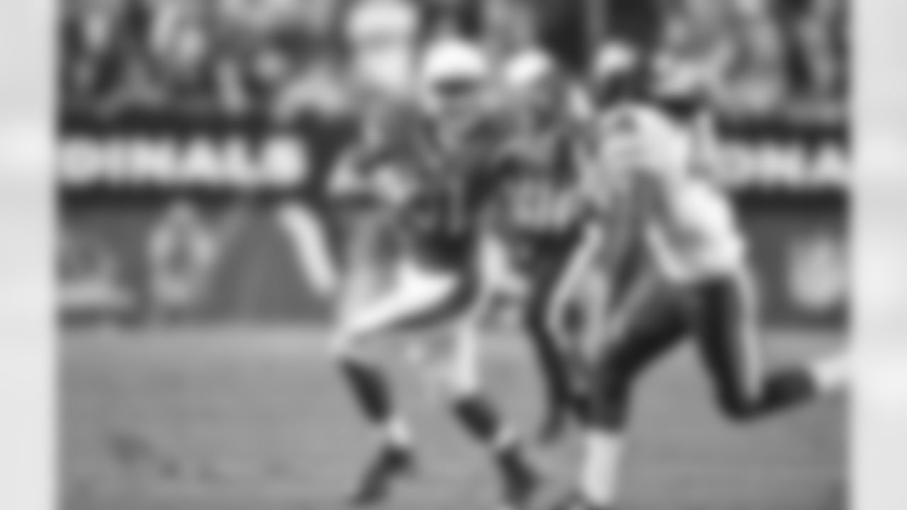 RB David Johnson delivers a stiff-arm against the Vikings