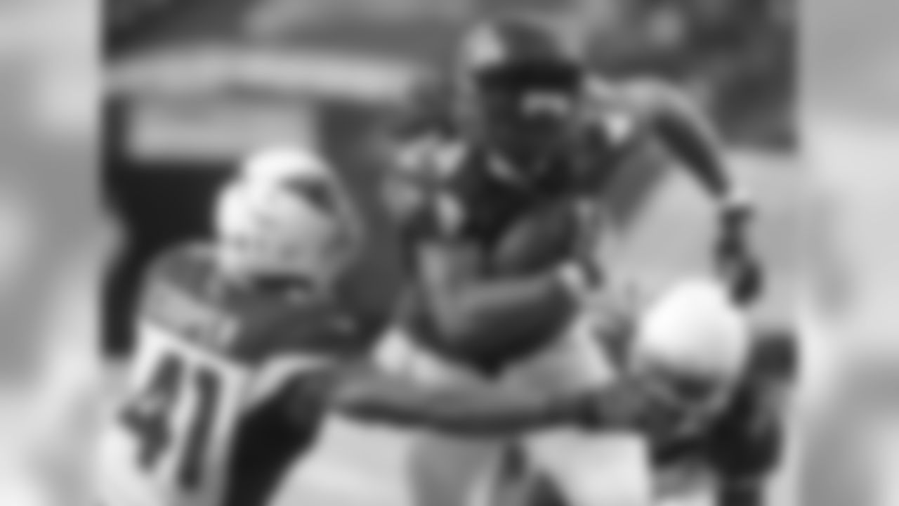 Falcons RB Devonta Freeman takes on the Cardinals defense