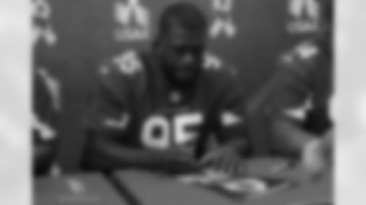 DT Rodney Gunter signs an autograph