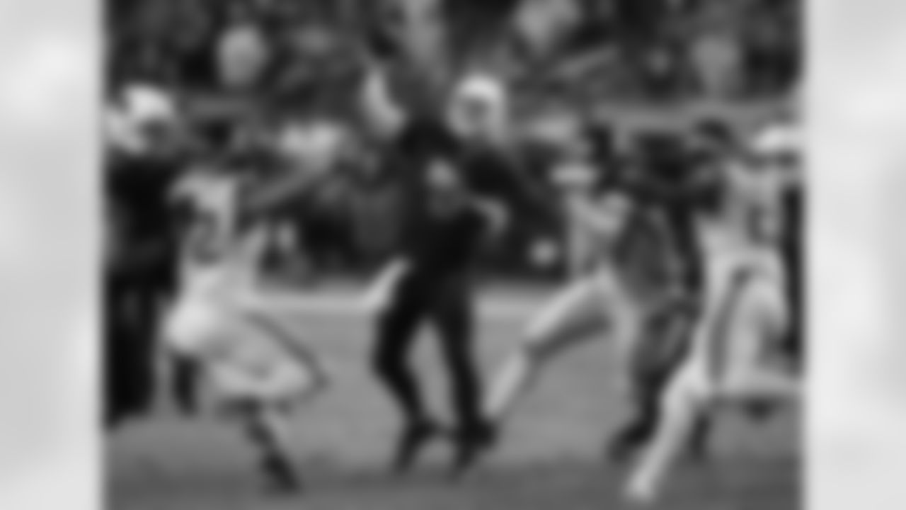 QB Drew Stanton throws the ball