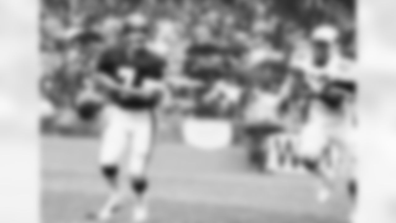 1979: Washington QB Joe Theismann scans the field