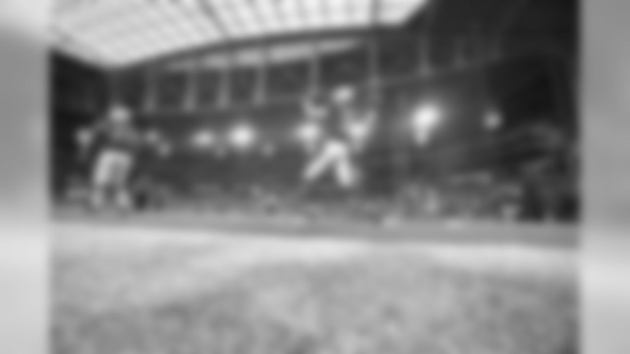 QB Carson Palmer warms up prior to the game