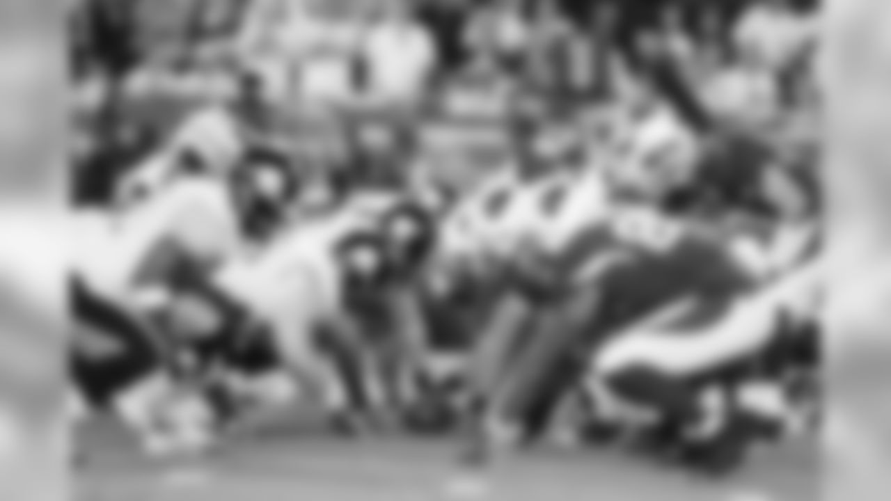 QB Kurt Warner at the line of scrimmage