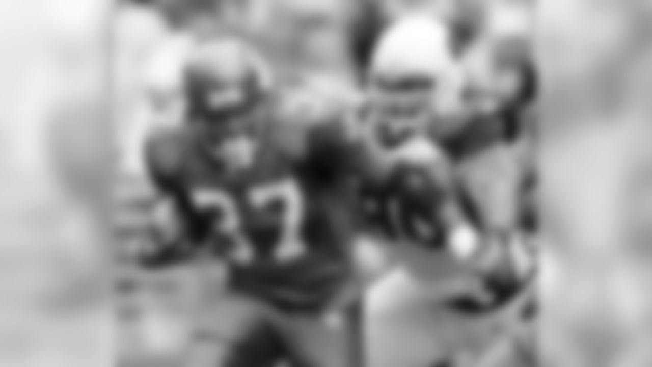 2006: DT Darnell Dockett wraps up Seahawks RB Shaun Alexander