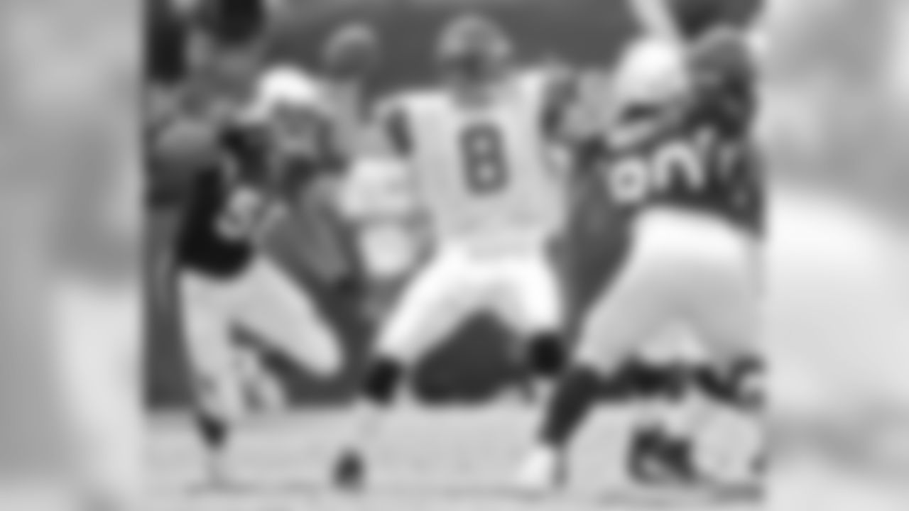 2005: LB Chike Okeafor rushes toward Seahawks QB Matt Hasselbeck