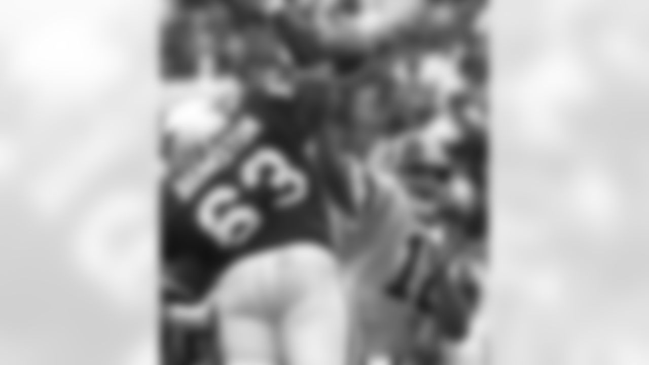 1997: Washington QB Gus Frerotte throws a pass as DE Michael Bankston pressures him