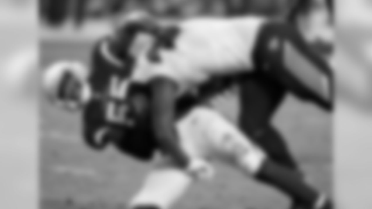 LB Chandler Jones with the tackle