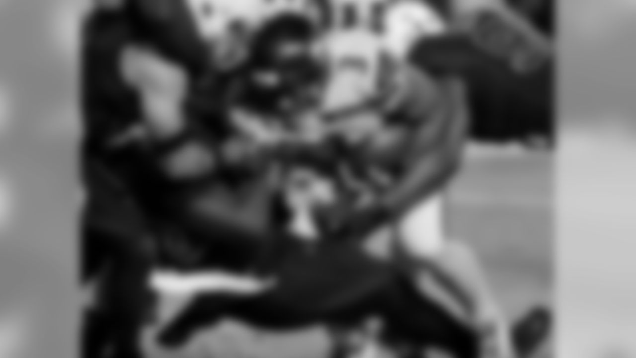 Seahawks QB Russell Wilson plows through the Cardinals' defense