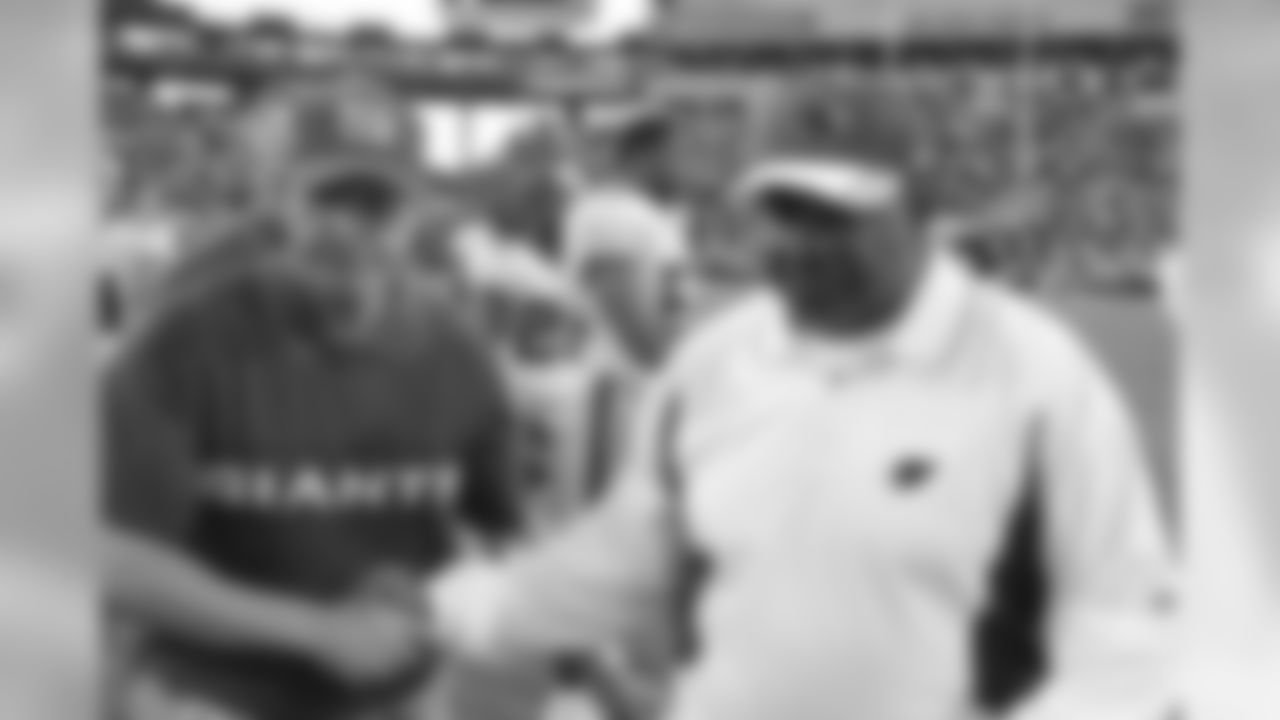 Giants coach Tom Coughlin and Cardinals coach Denny Green with a postgame handshake in 2004