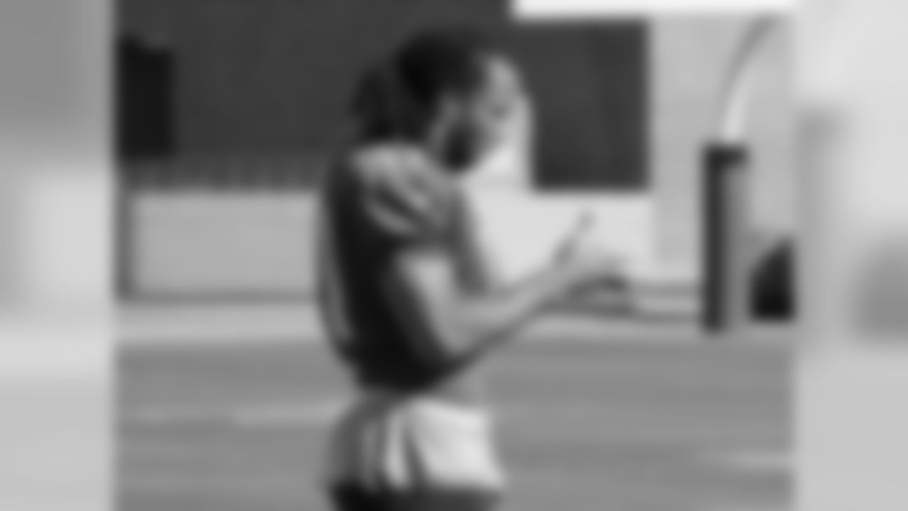 WR Larry Fitzgerald tapes his hands