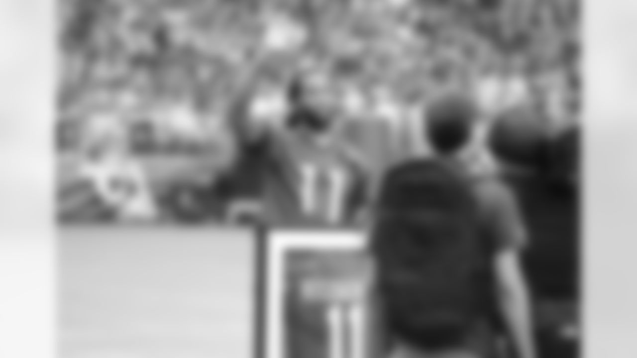 WR Larry Fitzgerald gets his Pro Bowl jersey