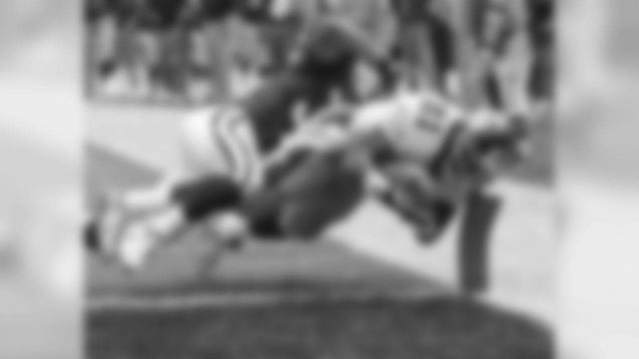Giants RB Tiki Barber scores a touchdown as CB Aeneas Williams defends in 2000