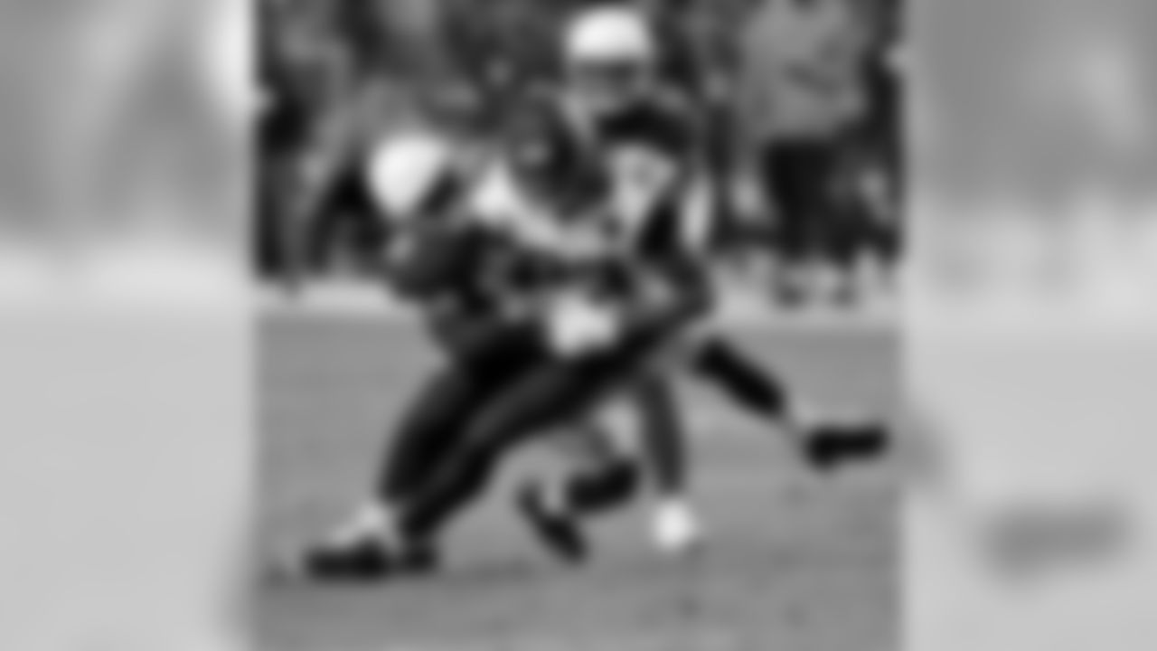 Jaguars TE Marcedes Lewis with the reception