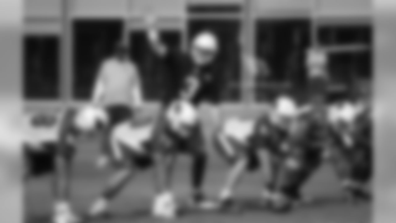 QB Carson Palmer at the line of scrimmage during 2016 OTAs