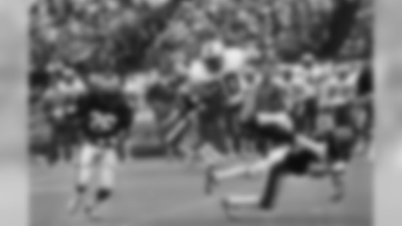 1980: Bills select Auburn RB Joe Cribbs