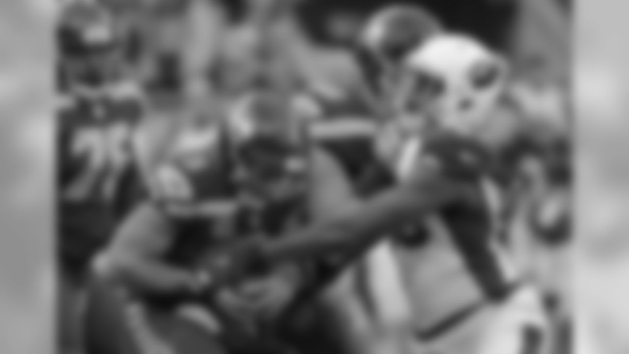 LB Chandler Jones forces Seahawks QB Russell Wilson to fumble