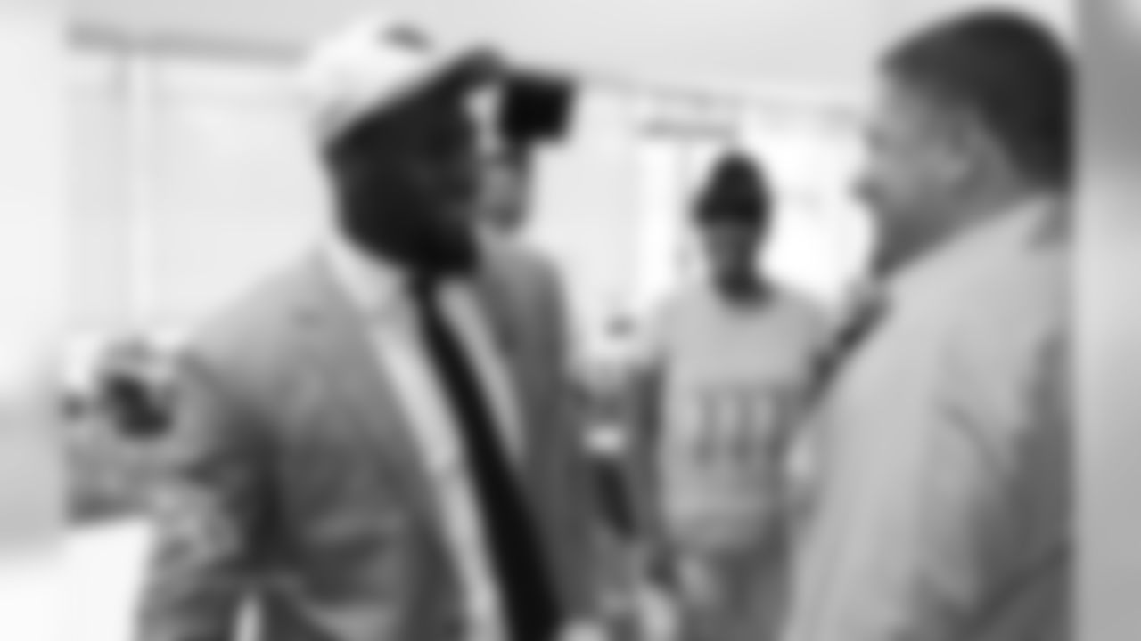 Reddick chats with defensive coordinator James Bettcher