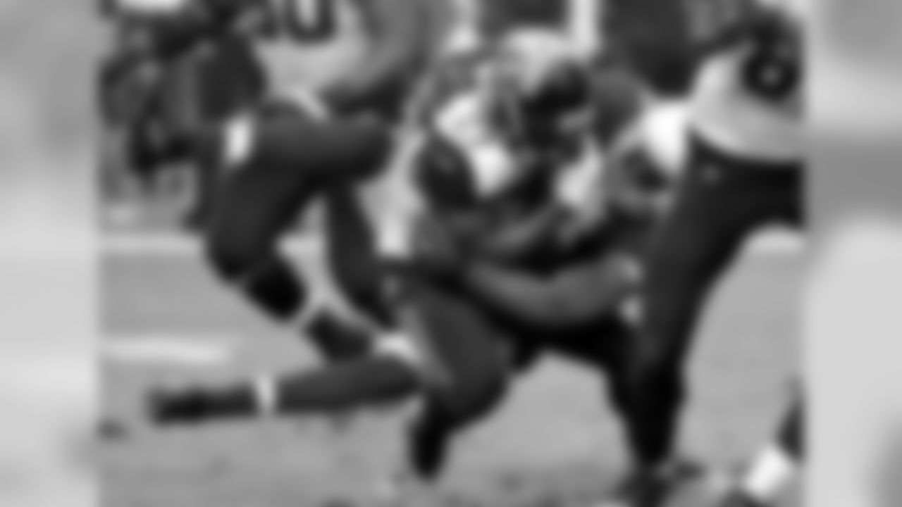 LB Chandler Jones busts through to bring down Jaguars RB Leonard Fournette