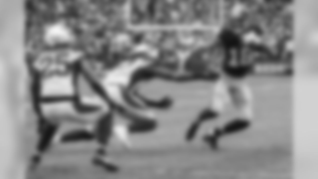 Redskins WR Josh Doctson takes on Cardinals LB Josh Bynes (center) and CB Tramon Williams (left)